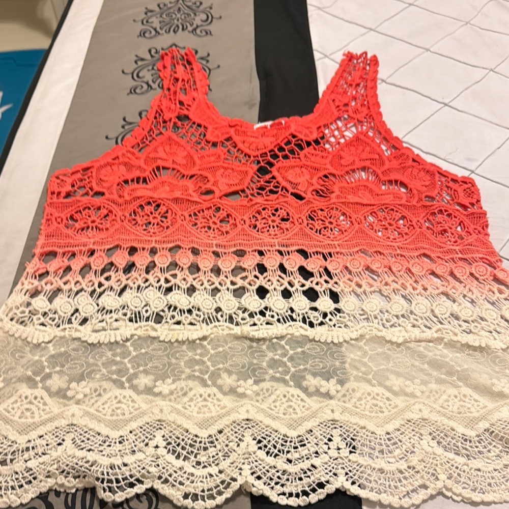 Pink Embellished Cropped Sleeveless crochet Tank Top. New with no tag